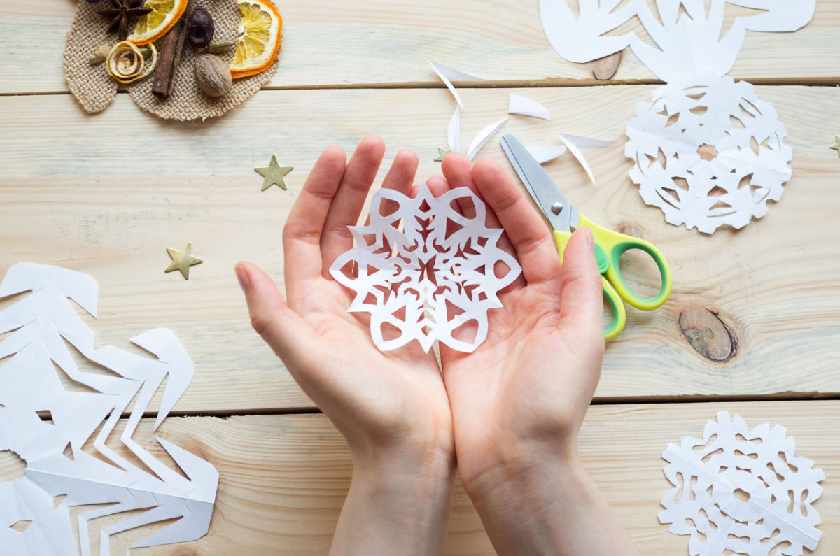 snowflakes_christmas-decoration_daniiD_Shutterstock_1552231469.jpg