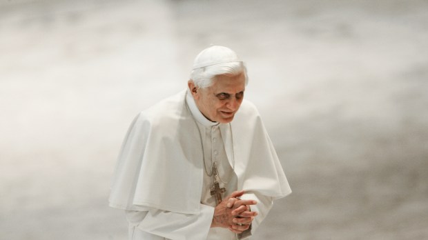 Pope-Benedict-XVI Walking Paul VI Hall