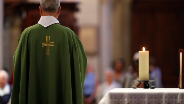 prêtre; de dos; messe; dimanche; chasube; vert; verte