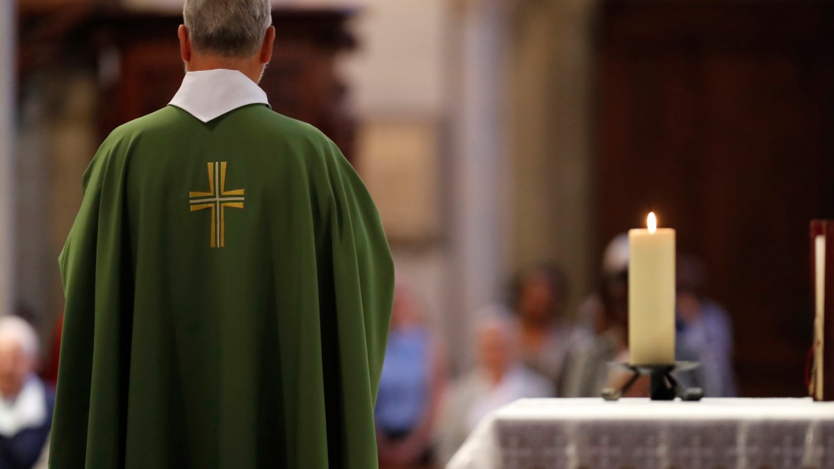 prêtre; de dos; messe; dimanche; chasube; vert; verte