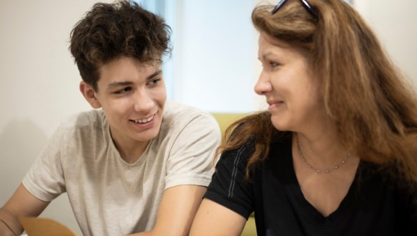nastolatek i jego matka chrzestna podczas rozmowy