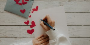 Učiteljica, ki je bila v mladosti zasmehovana, svoje učence na valentinovo spodbuja k prijaznosti