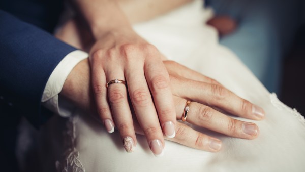 obrączki ślubne na dłoniach pary młodej