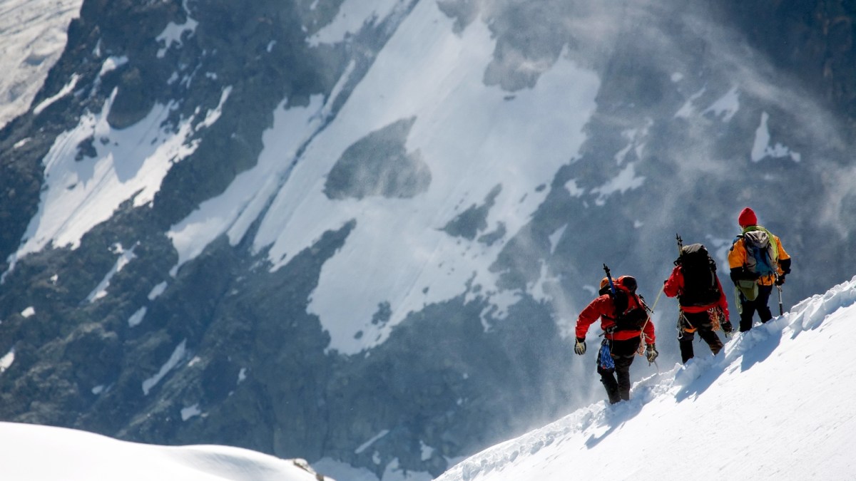 trzech alpinistów schodzi z góry w okolicy Mont Blanc