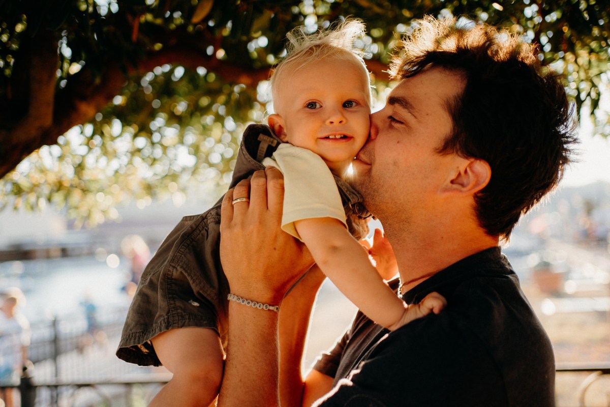 Rok Černelič z družino in pri domačih opravilih