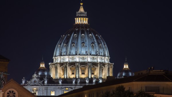 Kopuła bazyliki świętego Piotra w Watykanie nocą
