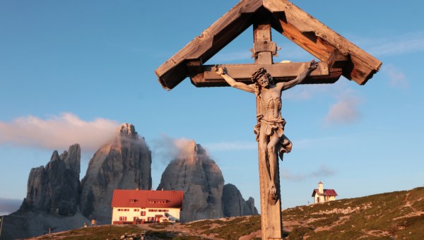 Krucyfiks przy szlaku we włoskich Dolomitach