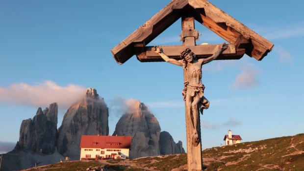 Krucyfiks przy szlaku we włoskich Dolomitach