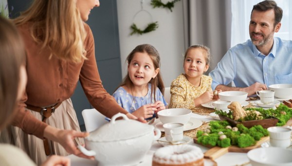 Rodzina zaczyna wielkanocny posiłek