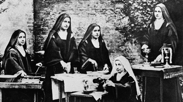 Święta Teresa od Dzieciątka Jezus (z prawej) z innymi karmelitankami z klasztoru w Lisieux