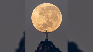 Brazilian-photographers-Leonardo-Sens-shot-of-Christ-the-Redeemer-holding-the-Moon