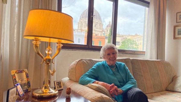 Joan Lewis, a veteran Vatican journalist in he home