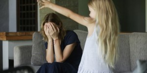 Zakaj v otrokovi navzočnosti ne bi smeli govoriti o njegovih &#8220;spodrsljajih&#8221;