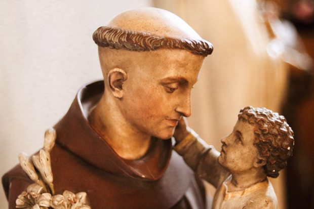 Statue of St. Anthony of Padua holding the Child Jesus