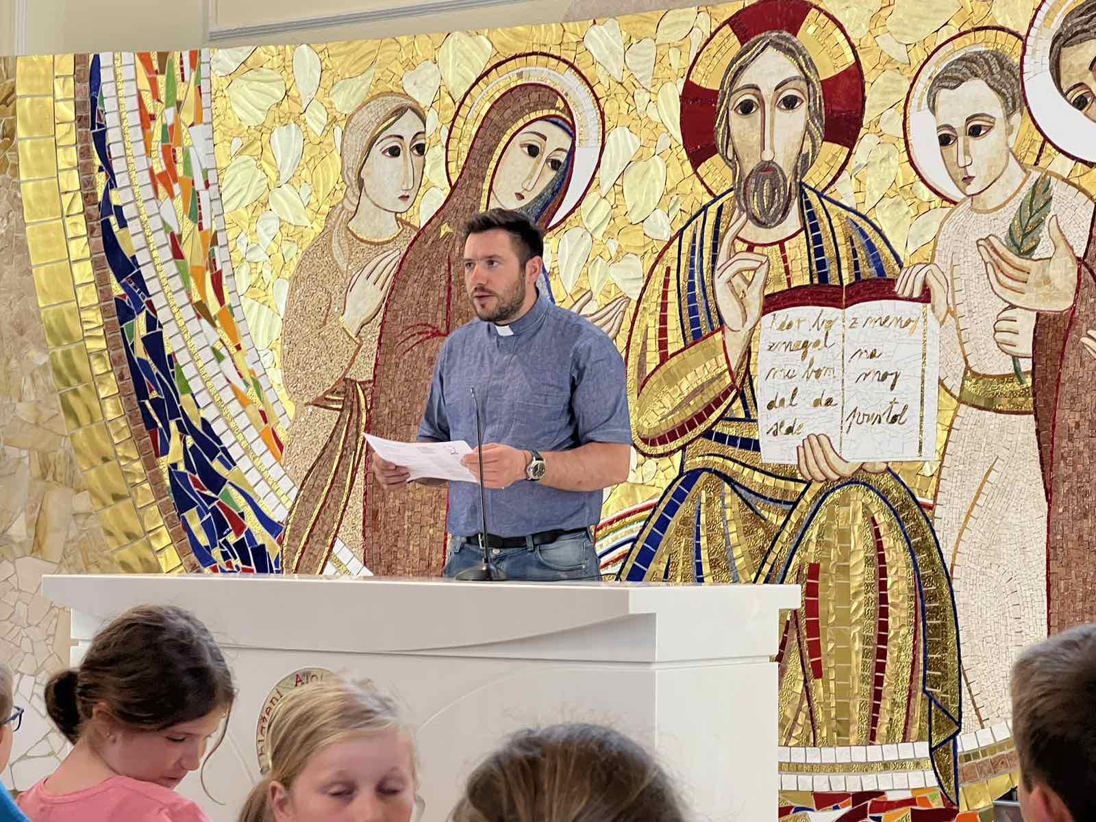 Martin Golob z mladino na romanju na Zaplazu