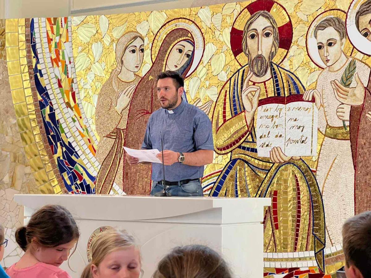 Martin Golob z mladino na romanju na Zaplazu