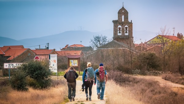 Pielgrzymi w średniowiecznej hiszpańskiej wiosce