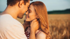 Kochająca się para młodych ludzi przytula się w wiejskim krajobrazie
