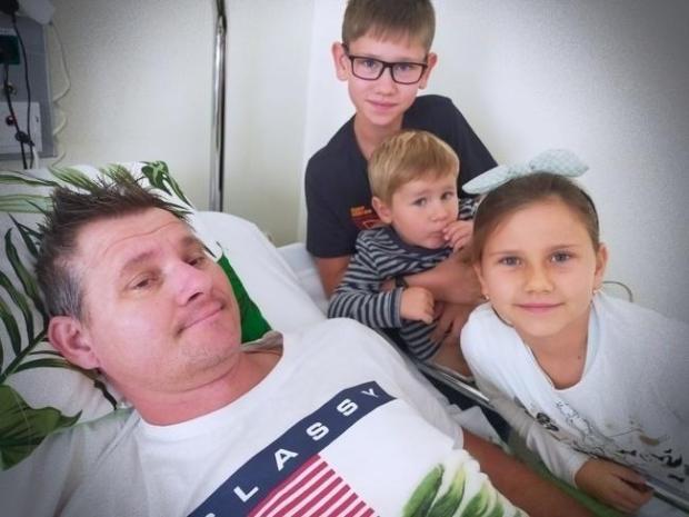 Tomasz Gondek w szpitalu z dziećmi