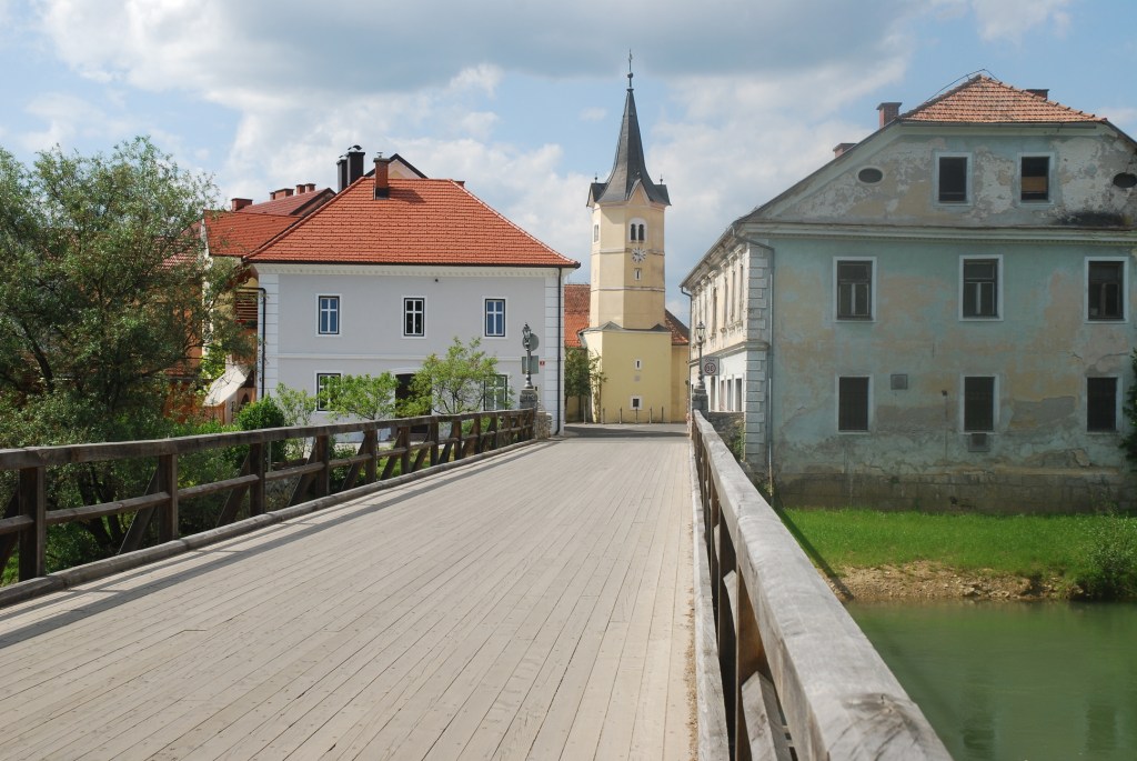 Podruznicna cerkev sv. Miklavza v juznem delu Kostanjevice na Krki.