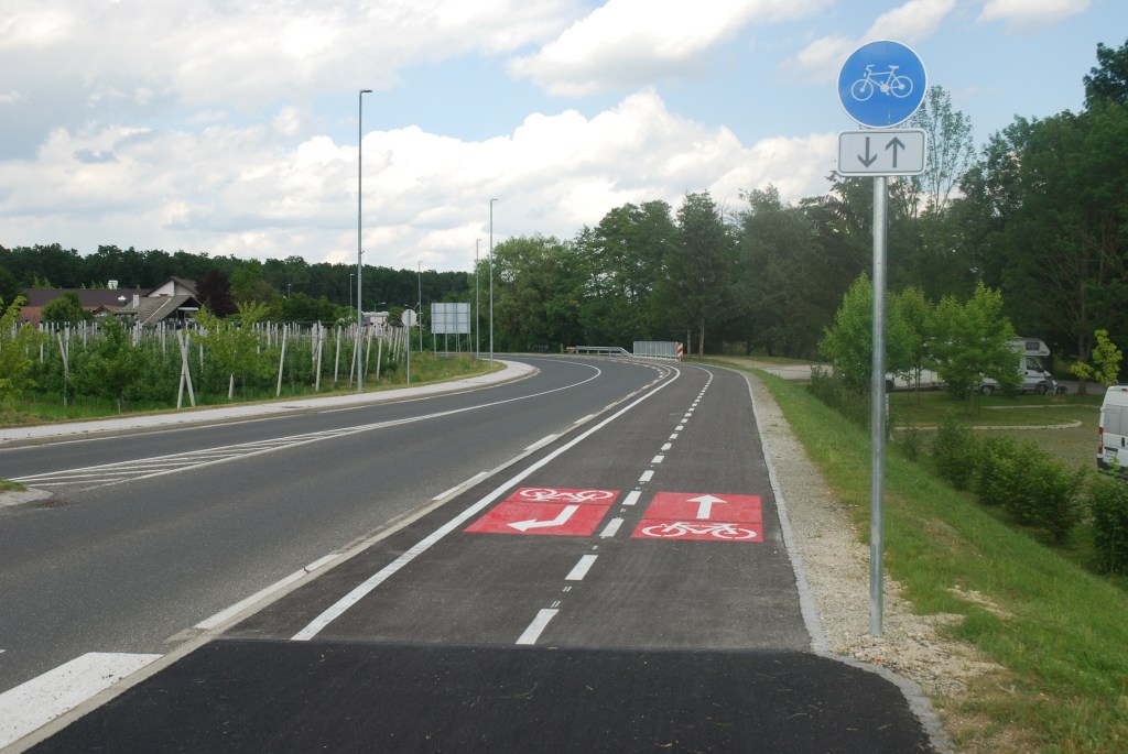 Zacetek kolesarske steze proti Krskemu na severnem koncu Kostanjevice.