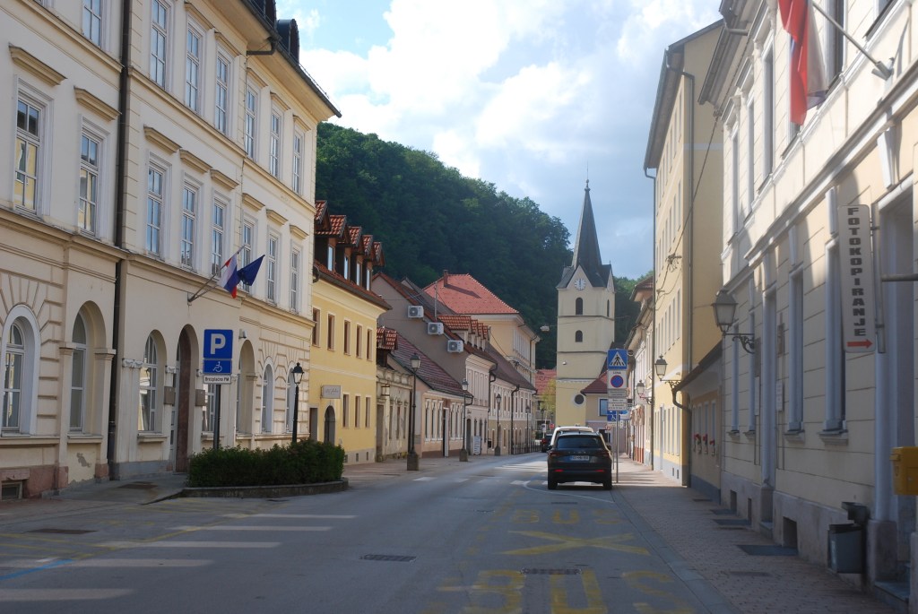 Staro mestno jedro Krskega lezi pod Trsko goro na desnem bregu Save.