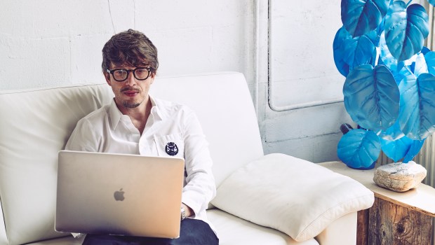 Aljosa Bogala za racunalnikom