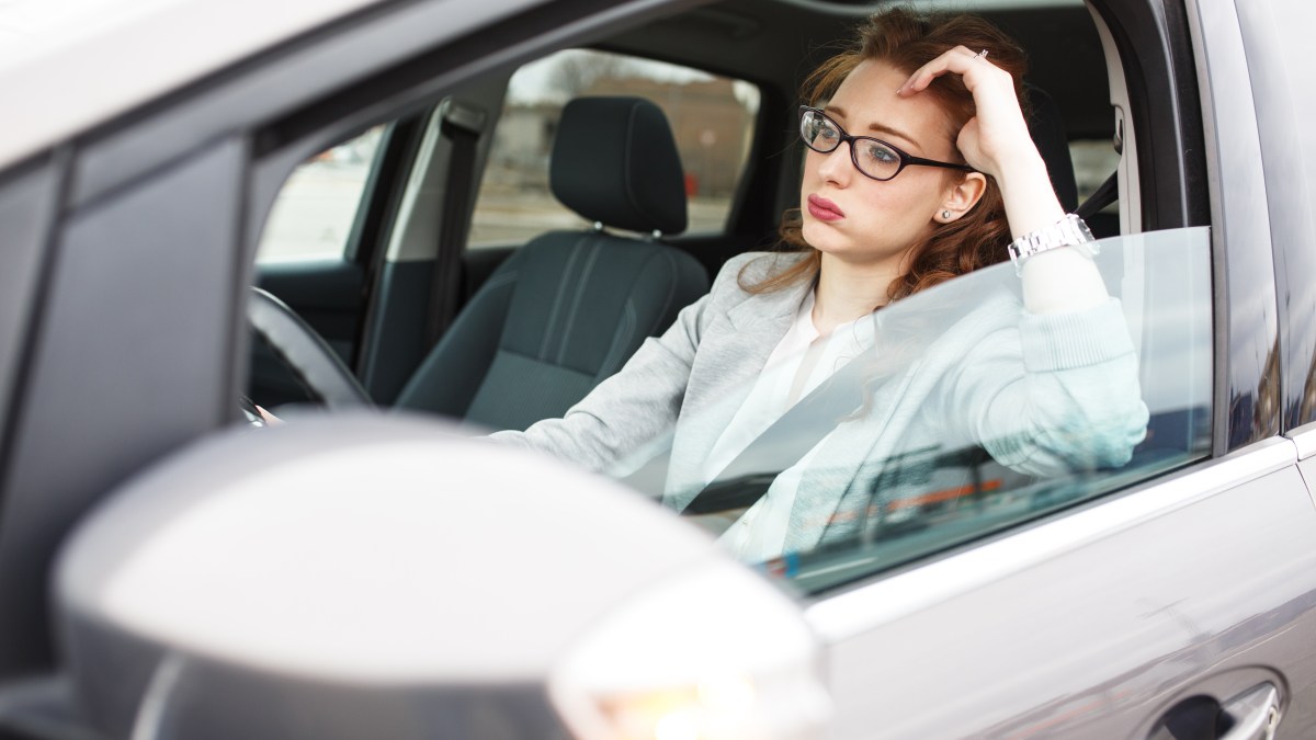 FEMME-EMBOUTEILLAGES-VOITURE