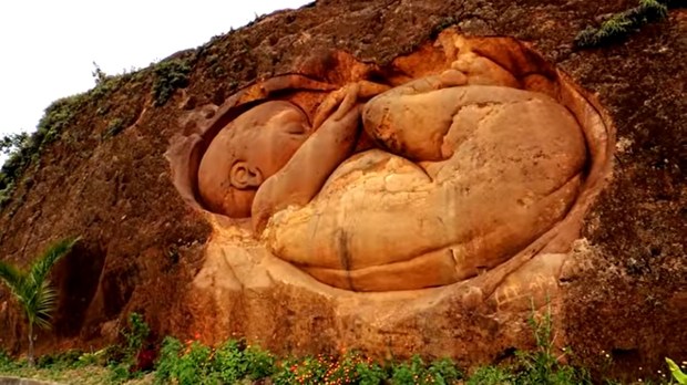 "Pregnant Mountain" Comlumbia sculpture