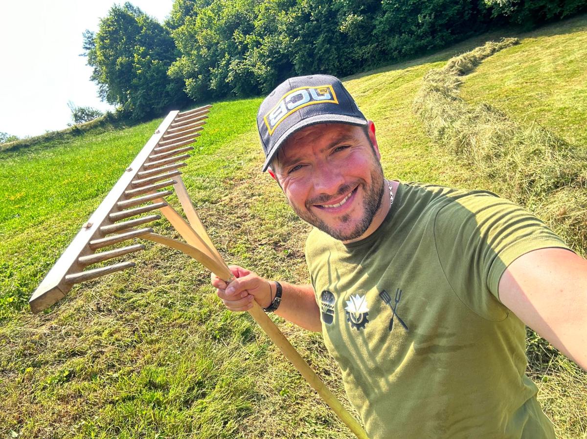 Martin Golob pri kmetijskih opravilih