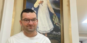 Duhovnik, ki oznanja na TikToku: “To je zame priložnost, da dosežem ljudi, ki jih v cerkvi ne bi srečal vsak dan”