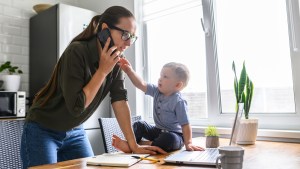 Matka rozmawia w domu przez telefon, a jej synek próbuje zwrócić jej uwagę