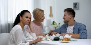 Mož ne opazi, da ga njegova mama pogosto izkorišča