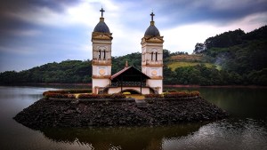 Torres da igreja submersa em Itá, SC