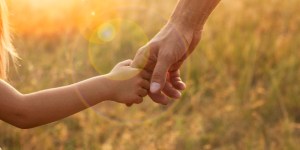 Ne spusti roke otroka, ki živi v tvoji duši. Za tega otroka ni nič nemogoče.