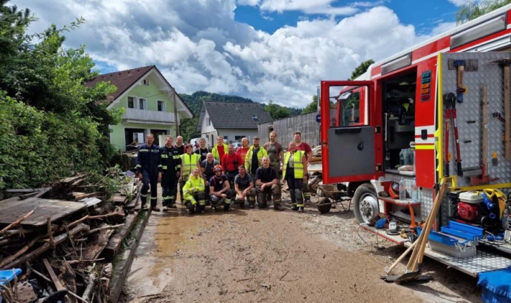 Skupinska fotografija gasilk in gasilcev PGD Virmaše-Sv. Duh, ki so reševali in pomagali prizadetim v poplavah v Škofji Loki