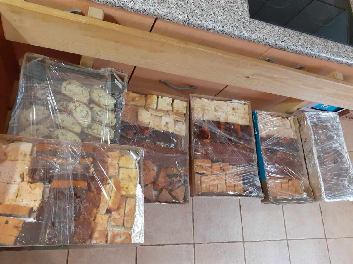 Peka dobrot za tiste, ki so pomagali v poplavah, 2. del