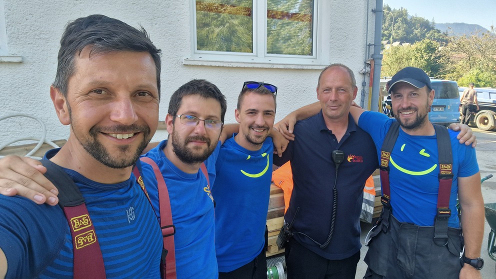 Roman Čretnik, gasilec in član civilne zaščite, med pomočjo poplavljenim