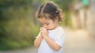 niña orando