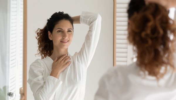 Mulher olhando no espelho