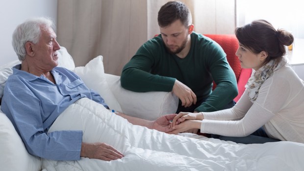 Old man death bed, family