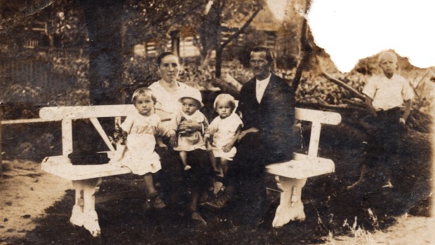 Błogosławiona rodzina Wiktorii i Józefa Ulmów: Od lewej: bł. Stasia, bł. Władzio, i bł. Basia. Obok stoi ich kuzyn-Stanisław Niemczak.