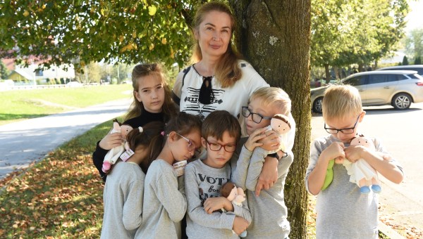 Oksana Kobeletska s hčerko in peterčki