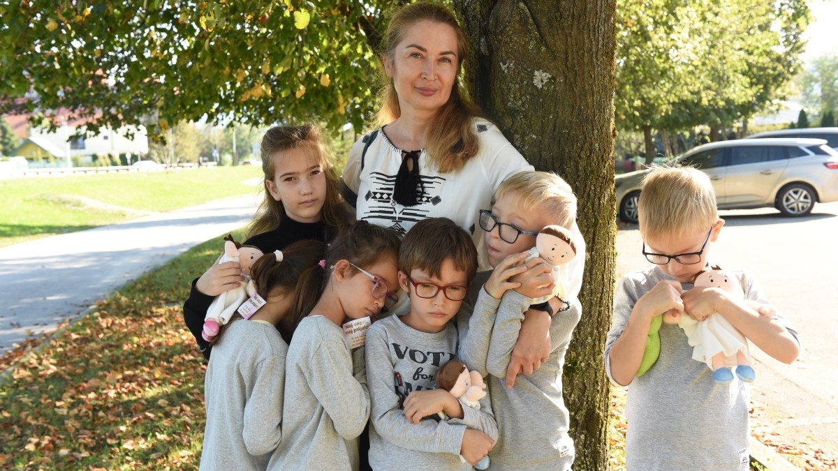 Oksana Kobeletska s hčerko in peterčki
