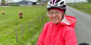 85-letnica kolesari v spomin na svoje tri otroke in zbira sredstva za bolnike z rakom