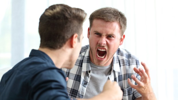 Dois homens adultos brigando