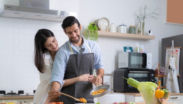 COUPLE-COOKING