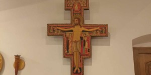 Gotovo ste že videli Frančiškov križ. Ste si kdaj ogledali vse podrobnosti?