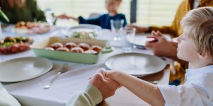 Od jutranjega blagoslova do večerne molitve. Kakšen pomen imajo obredi?