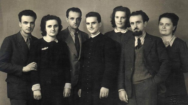 Photographie prise en 1946, à l’occasion de l’ordination sacerdotale de père Giuseppe. De gauche à droite : Enrico (futur père Alberto) &#8211; Gianna &#8211; Ferdinando &#8211; père Giuseppe &#8211; Virginia &#8211; Francesco &#8211; Zita